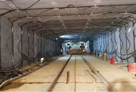 武漢地鐵首條大斷面矩形頂管通道貫通