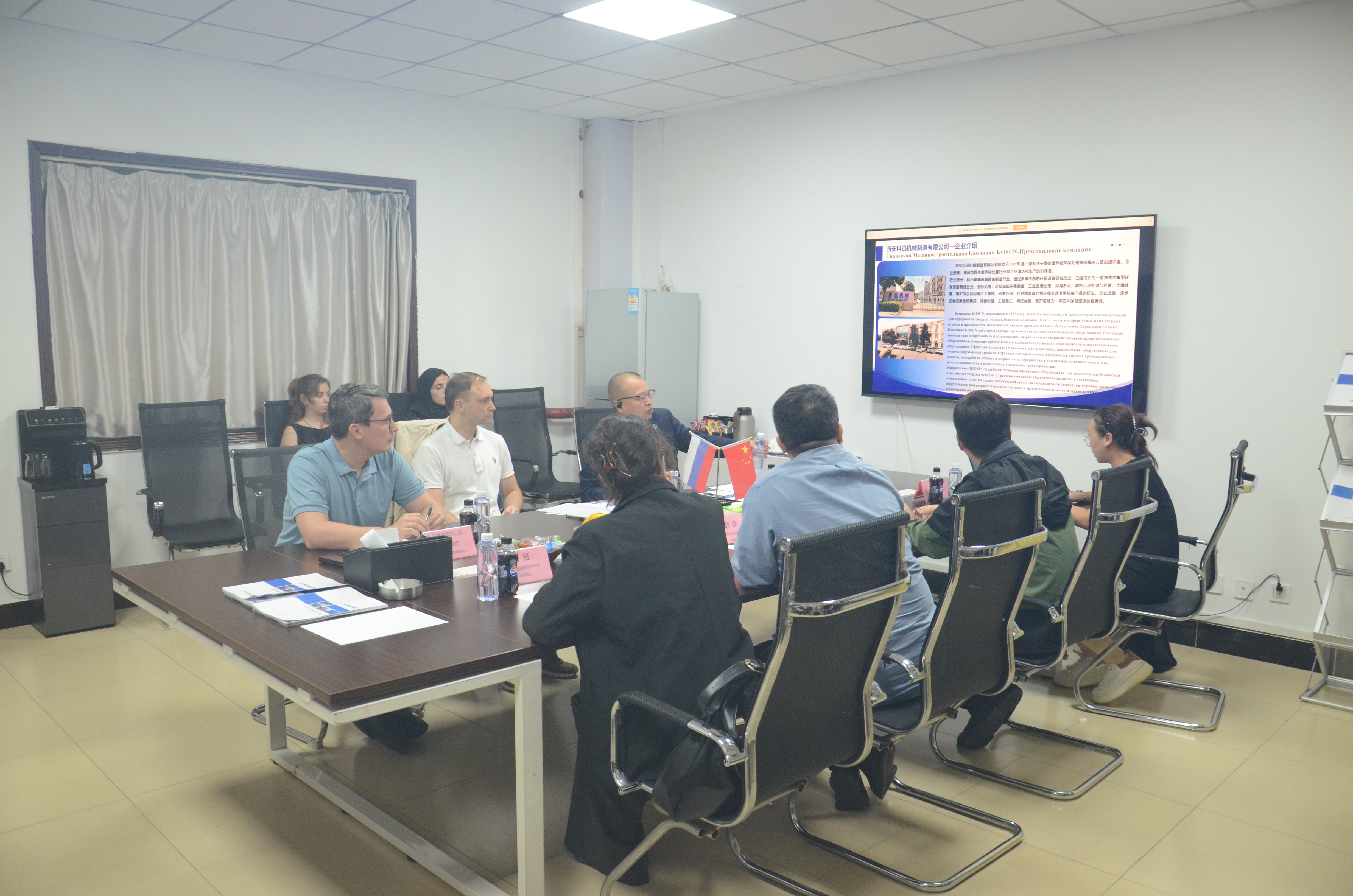 雙方正在進行會議溝通