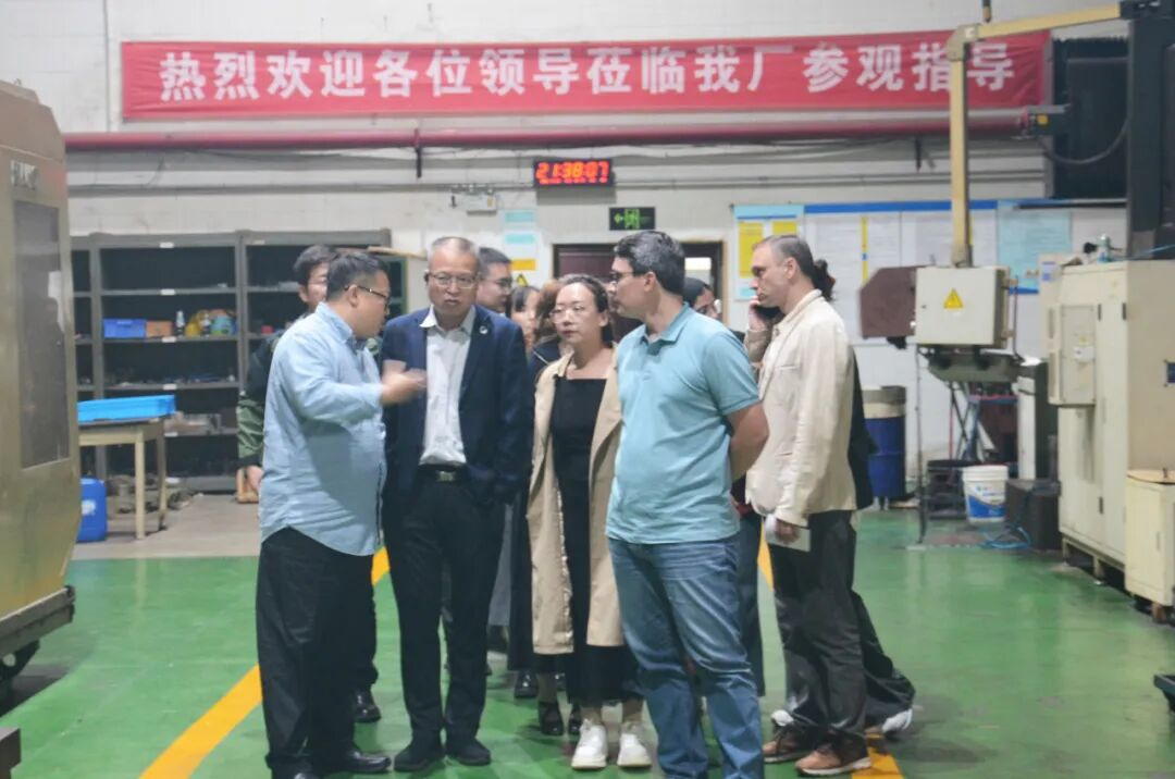 俄方人員參觀科迅機械生產線